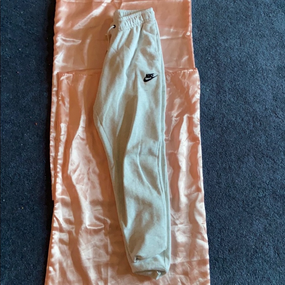 xS whitish light grey Nike sweatpants